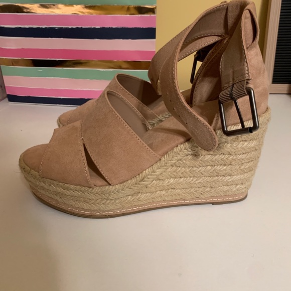 Universal Thread Heels - Picture 4 of 7